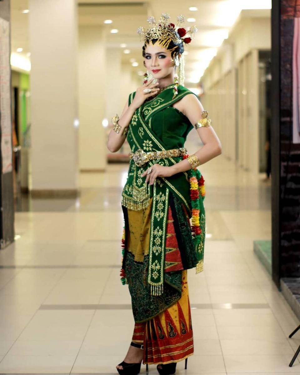 Instagram/anitaara_mua