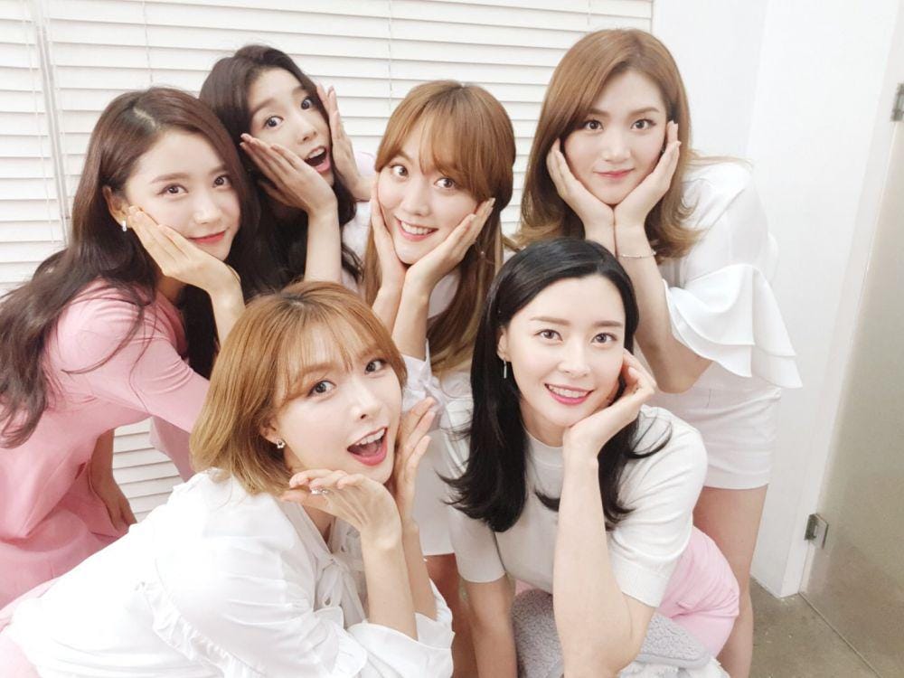 twitter.com/chHELLOVENUS