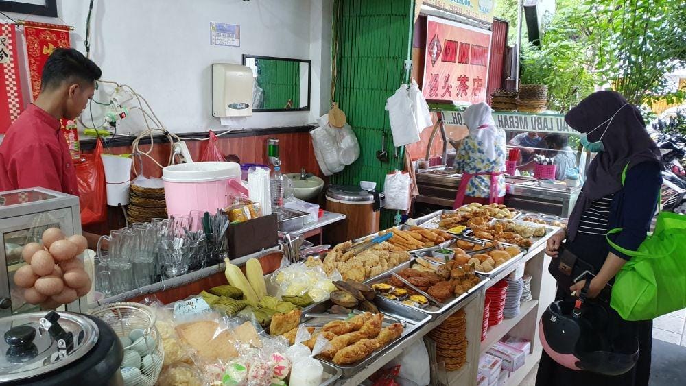 Aneka kue basah di Kedai Kopi Mantaw