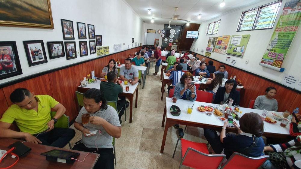 Kedai kopi ini ramai pengunjung