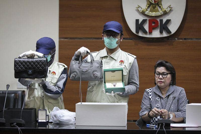 (Wakil Ketua KPK Basaria Panjaitan tengah menunjukan barang bukti dari OTT Bupati Talaud) ANTARA FOTO/Dhemas Reviyanto