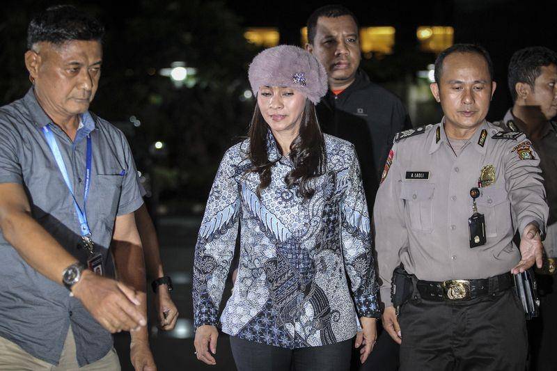 (Bupati Kepulauan Talaud Sri Wahyumi Maria ketika tiba di KPK) ANTARA FOTO/Dhemas Reviyanto
