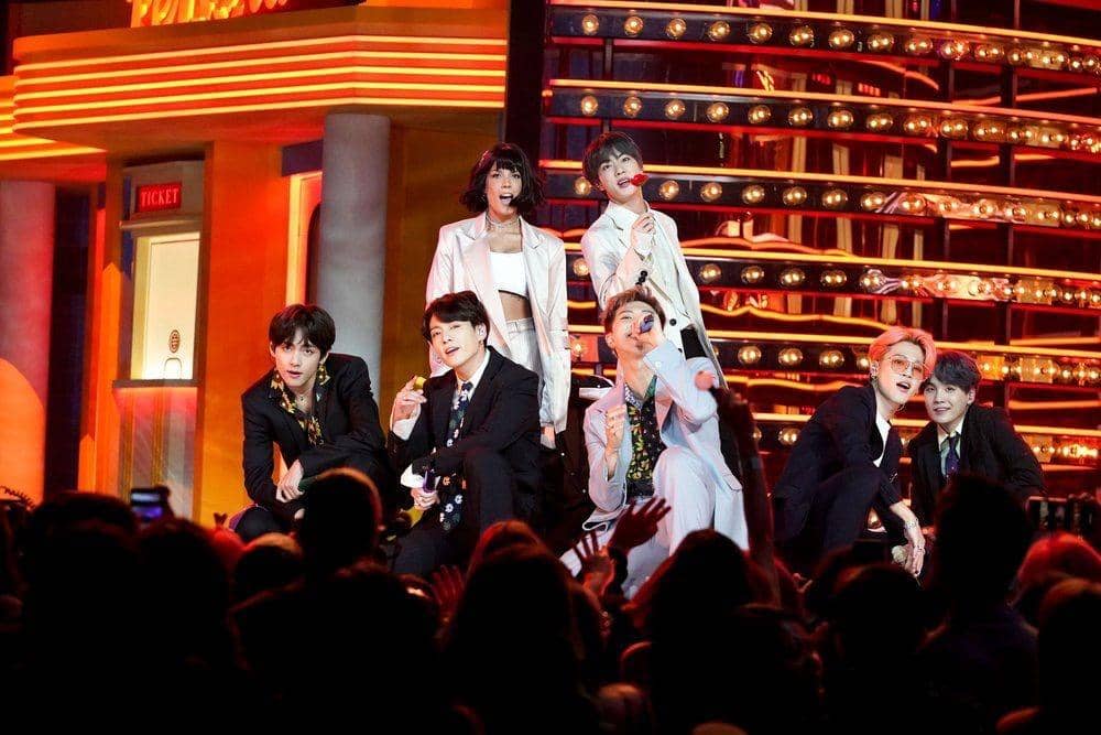 twitter.com/billboard