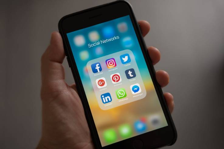 Smartphone dengan beberapa aplikasi media sosial