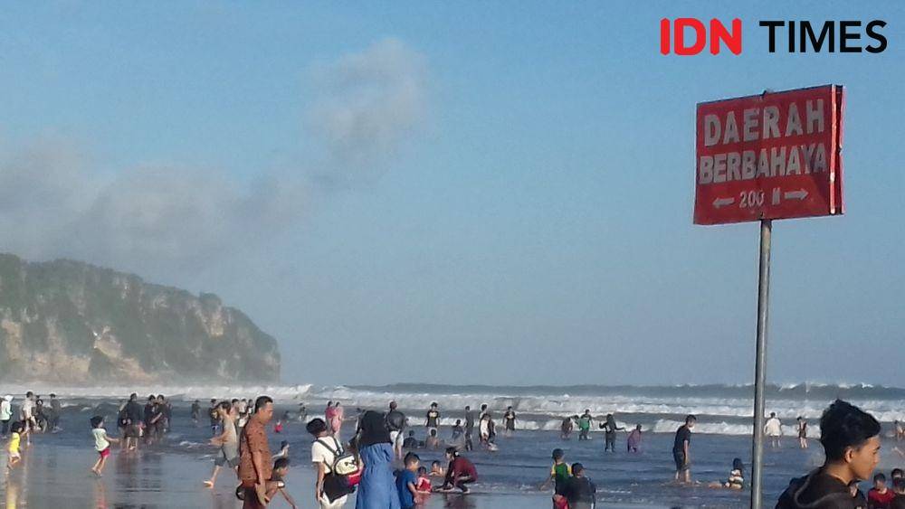 Ilustrasi larangan mandi di daerah tang terdapat palungnya di Pantai Parangtritis. IDN Times/Daruwaskita