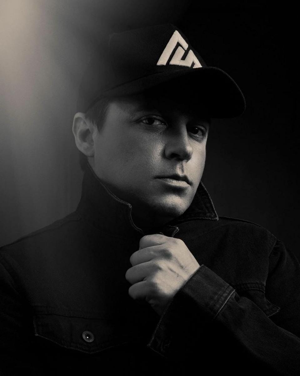 Instagram.com/adamskyofficial