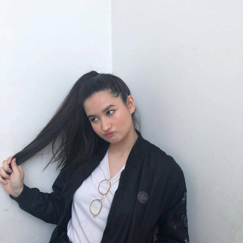 instagram.com/stephaniepoetri