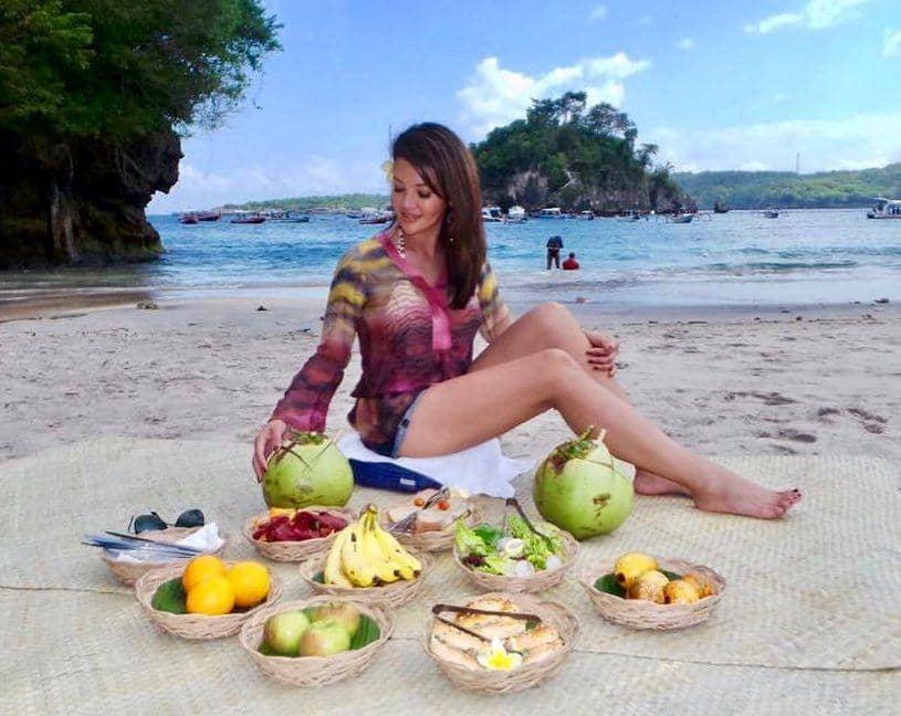 11 Potret Liburan Hits ala Chef Farah Quinn di Pantai, Seger Abis!