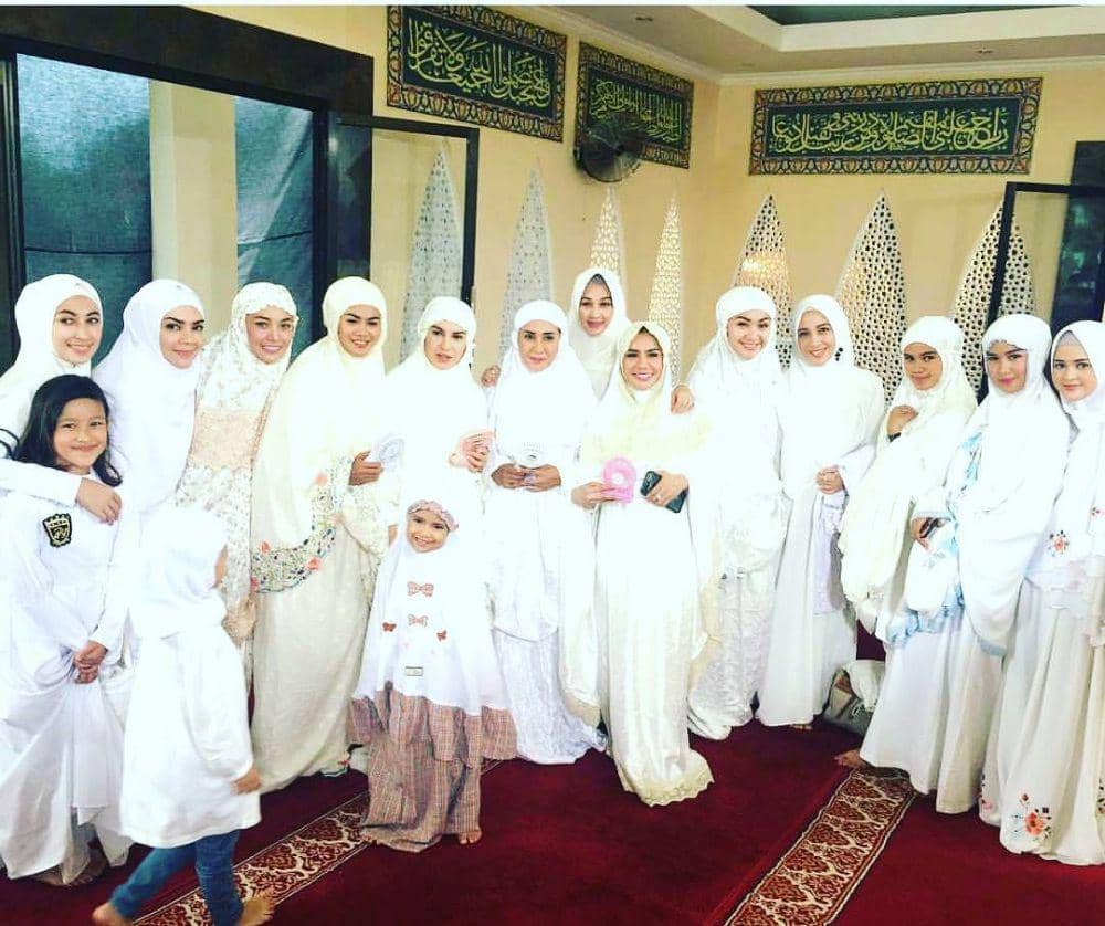 instagram.com/dinalorenza1975