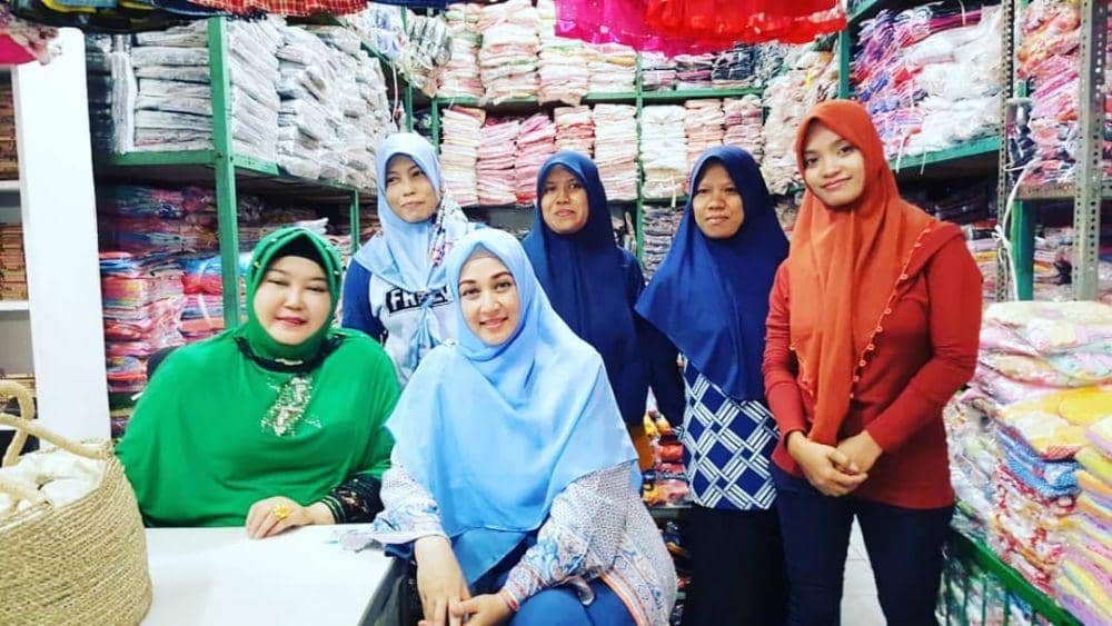 instagram.com/dinalorenza1975