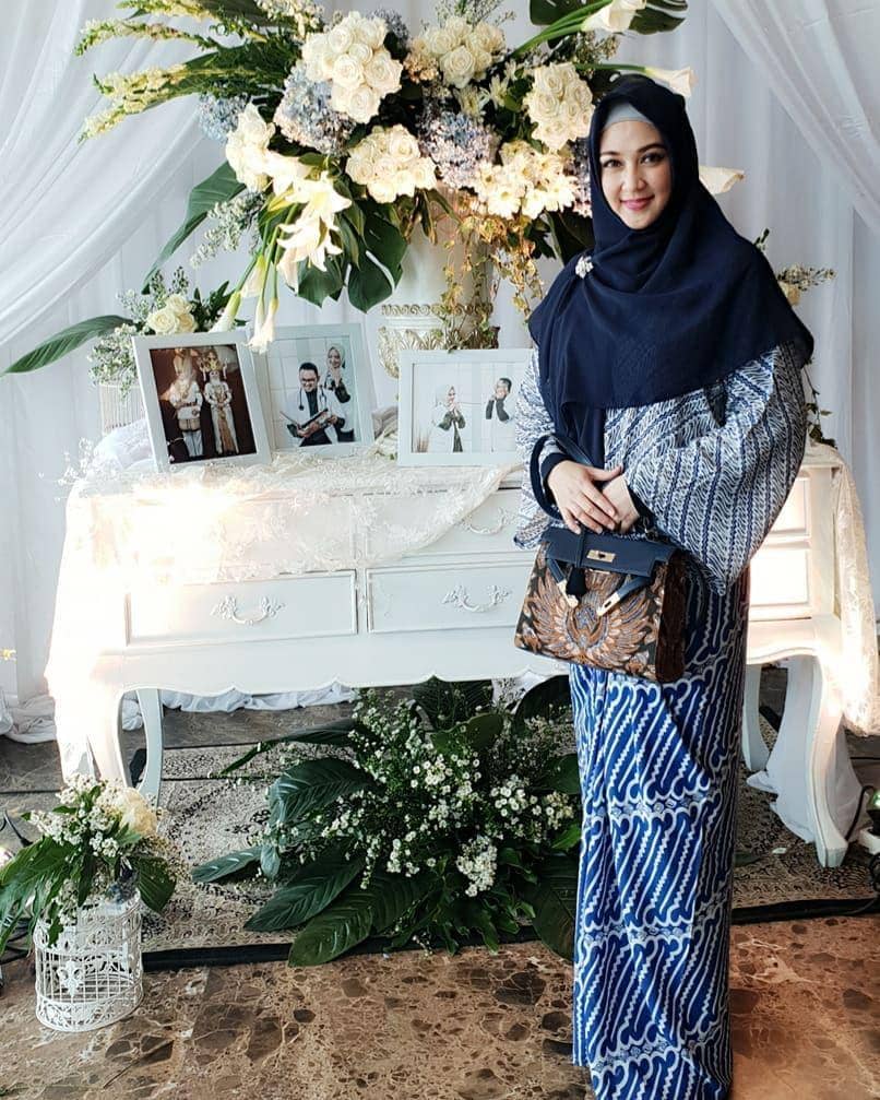 instagram.com/dinalorenza1975