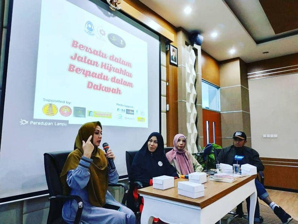 instagram.com/dinalorenza1975