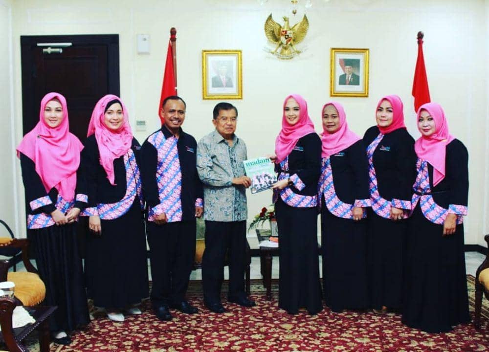 instagram.com/dinalorenza1975