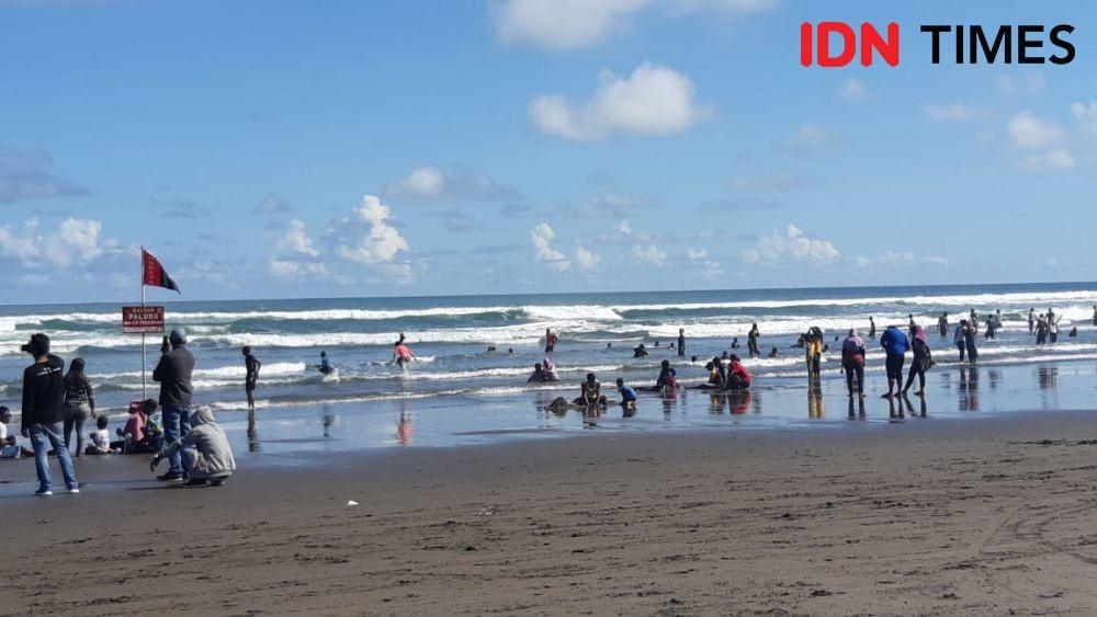 Ilustrasi mandi di laut. IDN Times/Daruwaskita