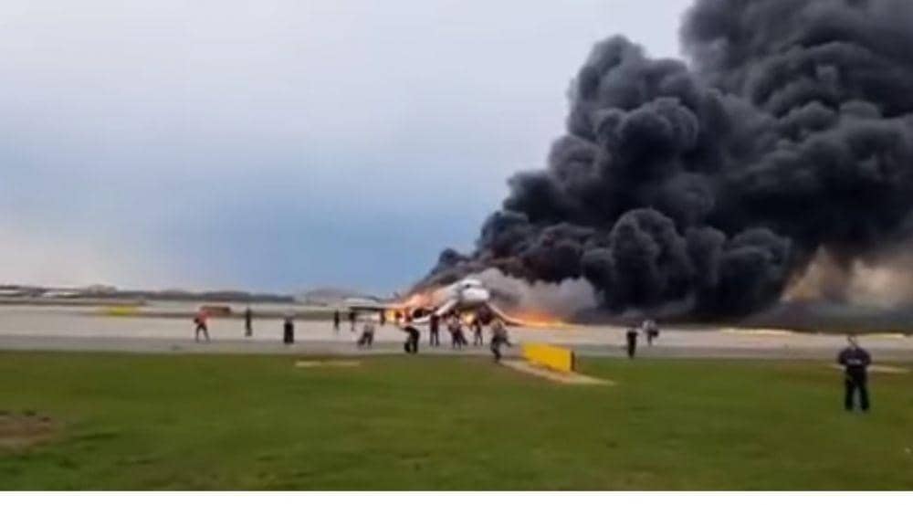 (Pesawat Aeroflot terbakar saat melakukan pendaratan darurat) www.instagram.com/@artempetrovich