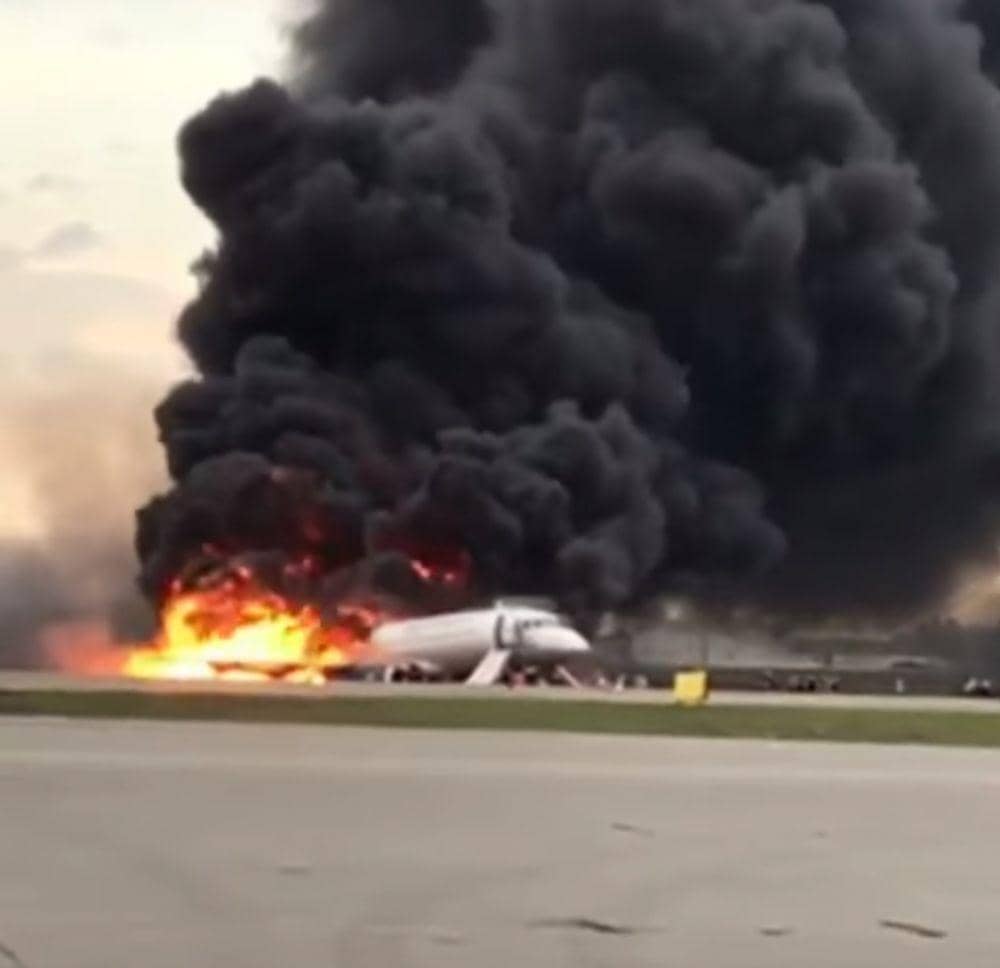 (Pesawat Aeroflot terbakar di Bandara di Moskow) www.instagram.com/@artempetrovich