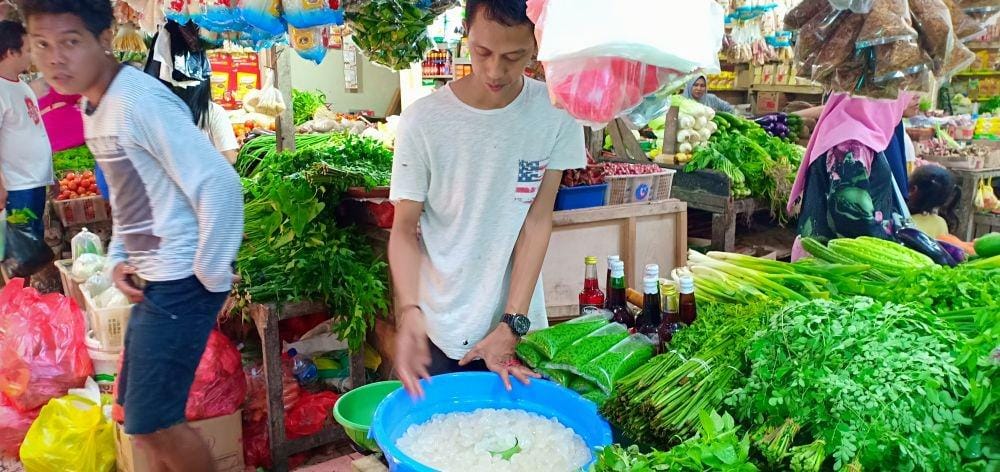 Rustam, pedagang kolang-kaling