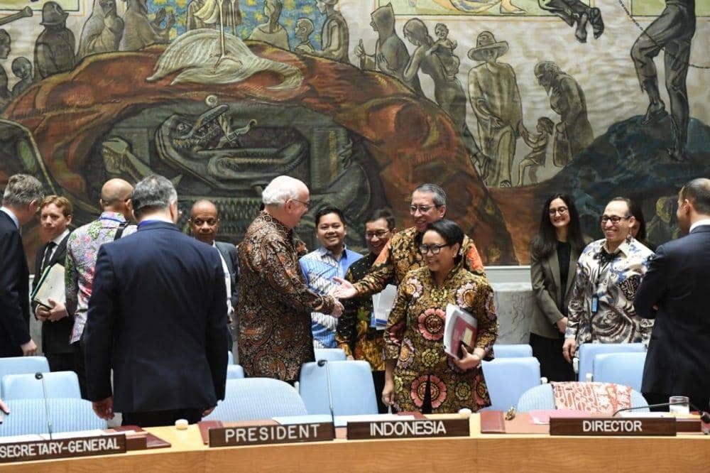 (Delegasi Indonesia dan anggota DK PBB kompak mengenakan kain batik sebagai dress code dalam sidang Selasa (7/5) di New York/Kementerian Luar Negeri