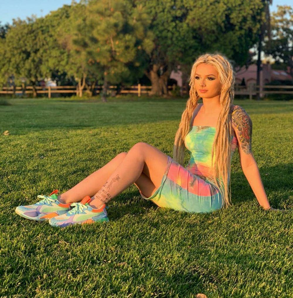 instagram.com/zhaviaward