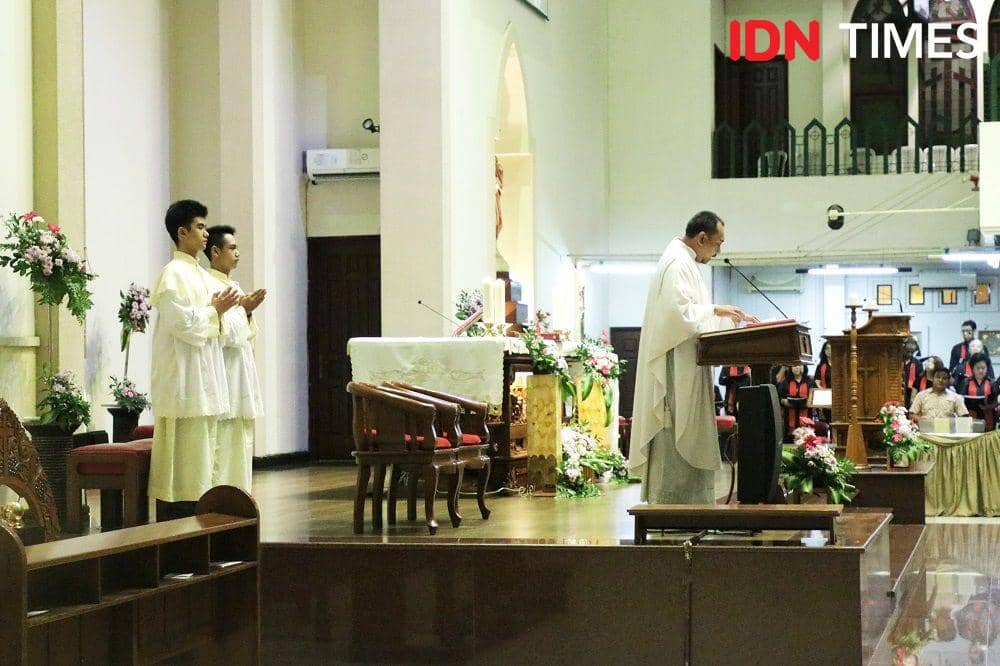 Peribadatan di Gereja Santa Maria Tak Bercela. IDN Times/Reza Iqbal