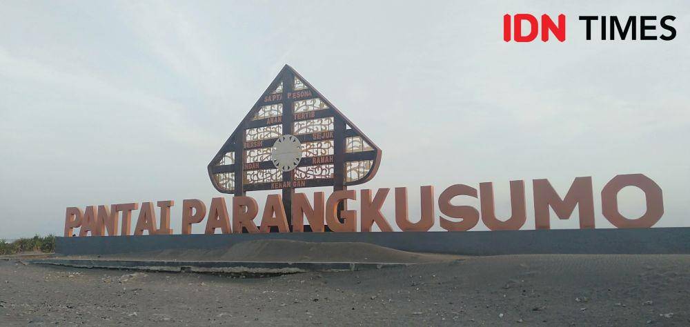 Objek wisata Pantai Parangkusumo. IDN Times/Daruwaskita