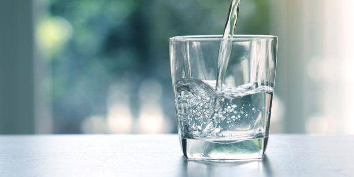 Ilustrasi minum air putih (bbcgoodfood.com)