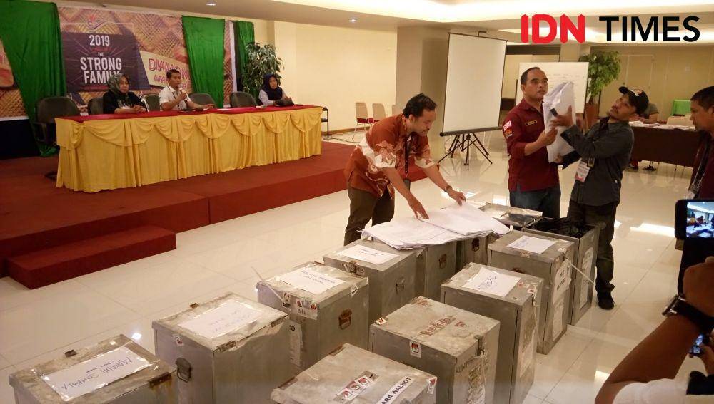 Rekapitulasi Pemilu 2019 di KPU Makassar. IDN Times/Aan Pranata