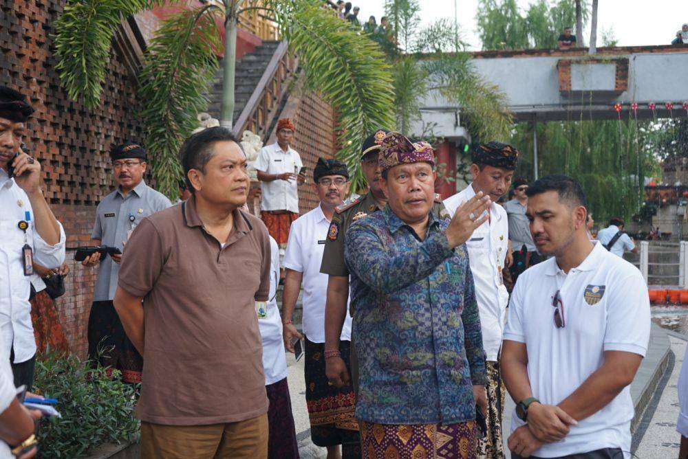 Baju cokelat: Wali Kota Denpasar, Rai Mantra. (Dok.IDN Times/Istimewa)
