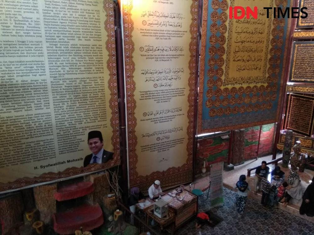 Alquran al akbar gandus menjadi alquran terbesar di dunia, yang terukir dari kayu