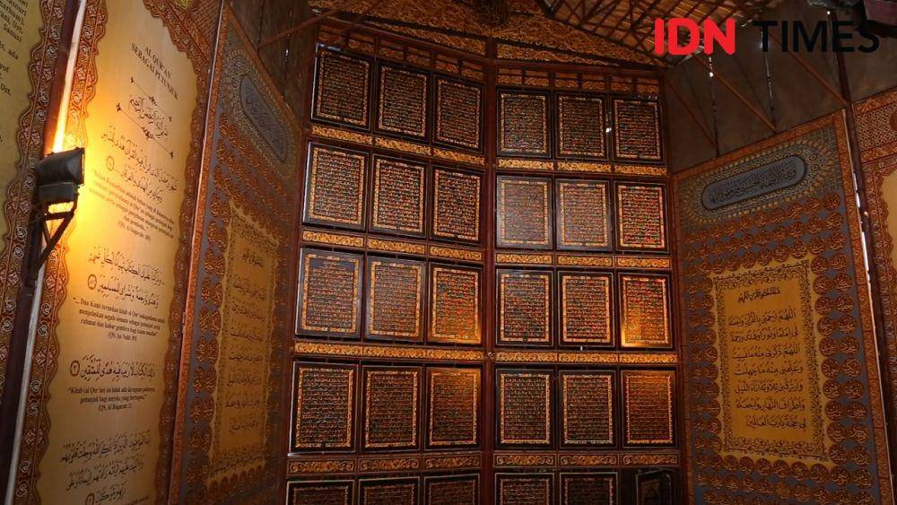 Alquran al akbar gandus menjadi alquran terbesar di dunia, yang terukir dari kayu