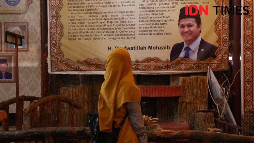 Alquran al akbar gandus menjadi alquran terbesar di dunia, yang terukir dari kayu