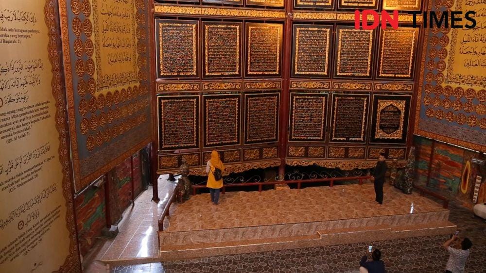 Alquran al akbar gandus menjadi alquran terbesar di dunia, yang terukir dari kayu
