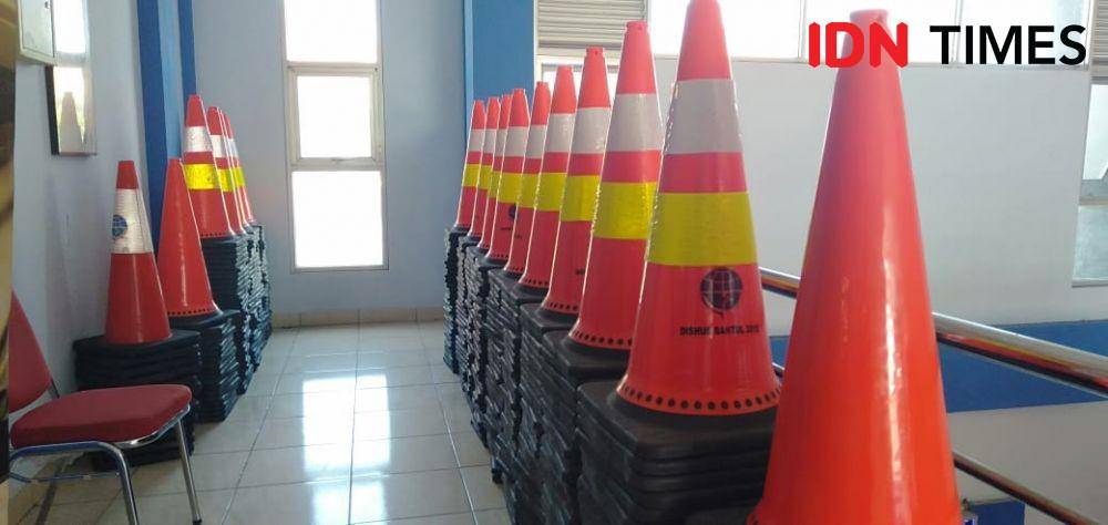 pengarah lalu-lintas kerucut (traffic cone). IDN Times/Daruwaskita