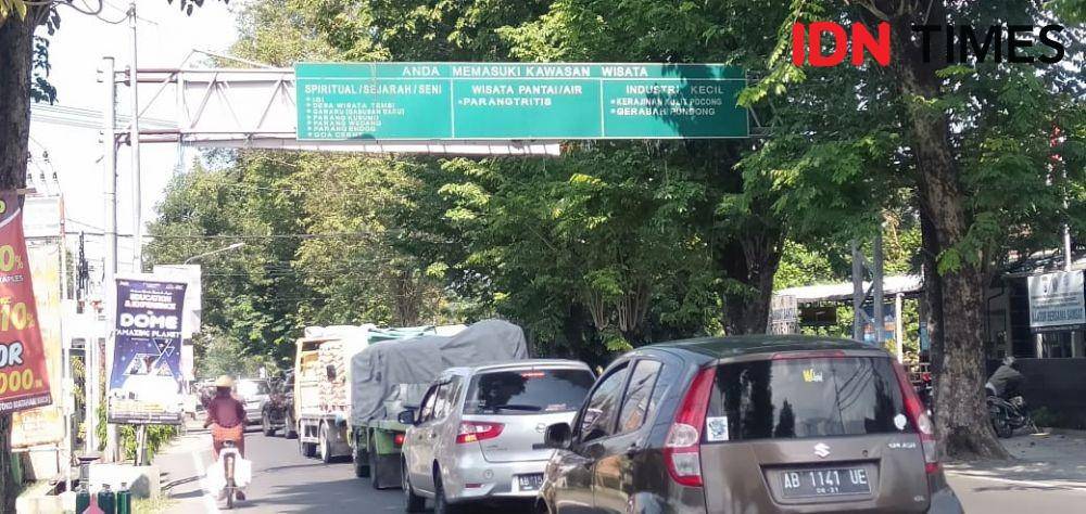 Kepadatan arus lalu lintas di Jalan Parangtritis. IDN Times/Daruwaskita