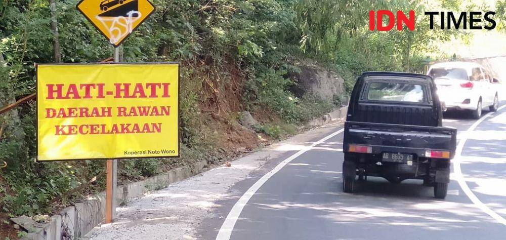 Rambu-rambu lalu-lintas di Jalan Imigiri-Mangunan. IDN Times/Daruwaskita