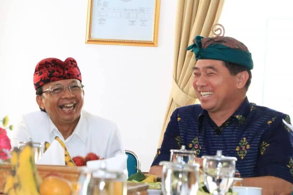 Ki-ka: Gubernur Bali, I Wayan Koster; dan Bupati Klungkung, I Nyoman Suwirta. (Facebook.com/PemerintahanProvinsiBali)