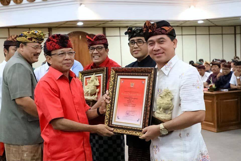 Baju putih: Bupati Klungkung, I Nyoman Suwirta. (Facebook.com/PemerintahanProvinsiBali)