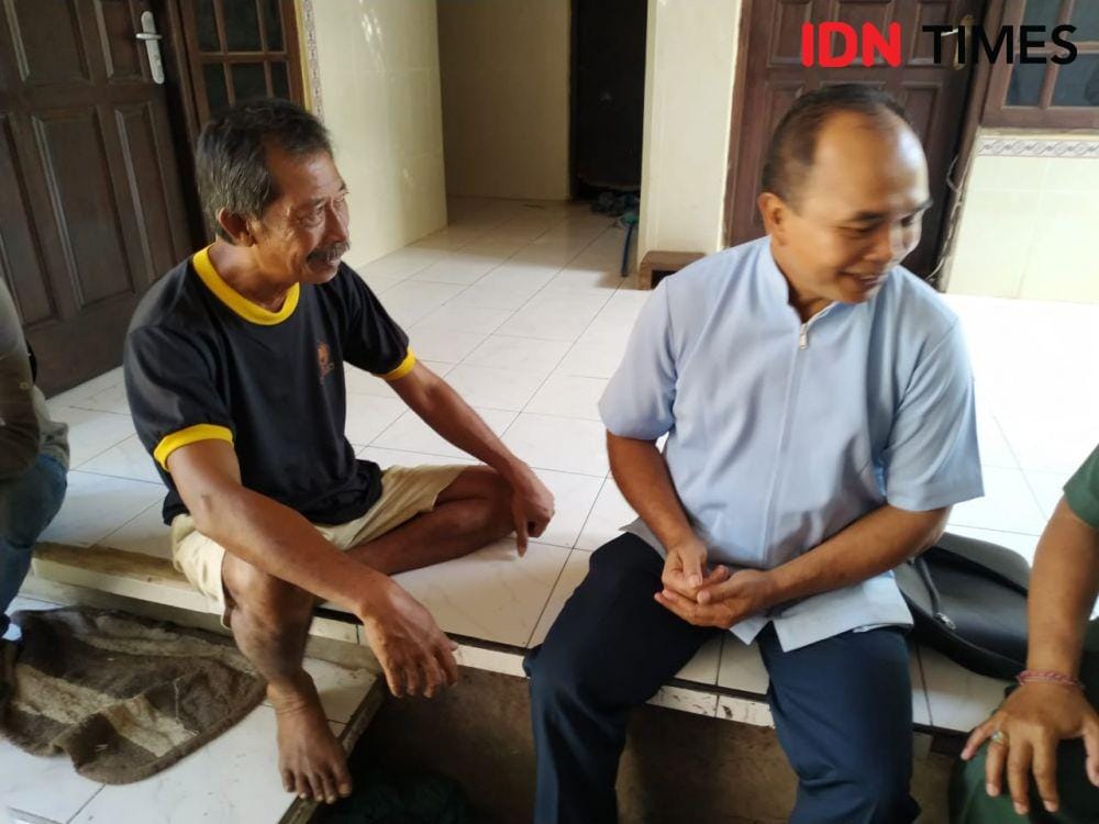 Kaus hitam: Ayah korban. (IDN Times/Wayan Antara)