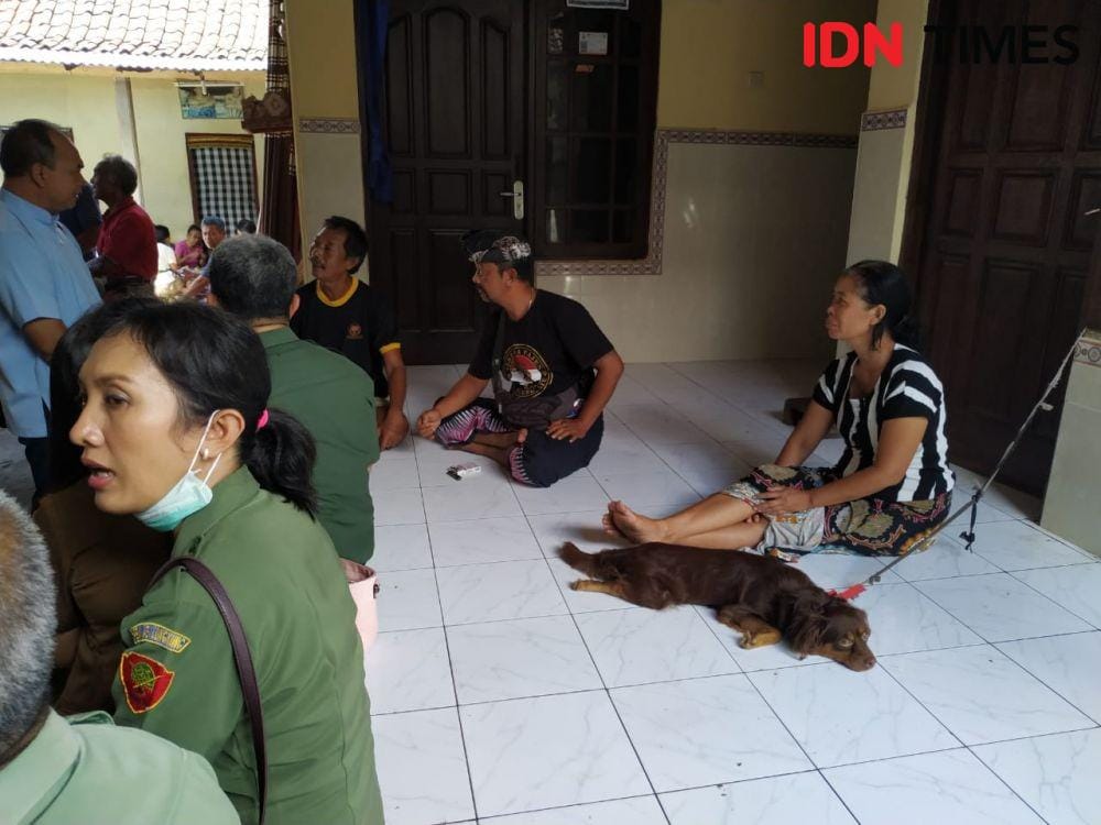 Kaus belang hitam putih: Ibu korban. (IDN Times/Wayan Antara)