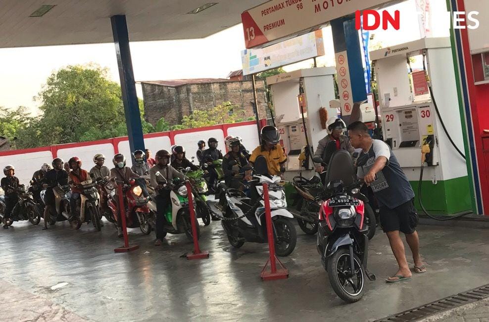 Suasana pengisian BBM di salah satu SPBU di Makassar