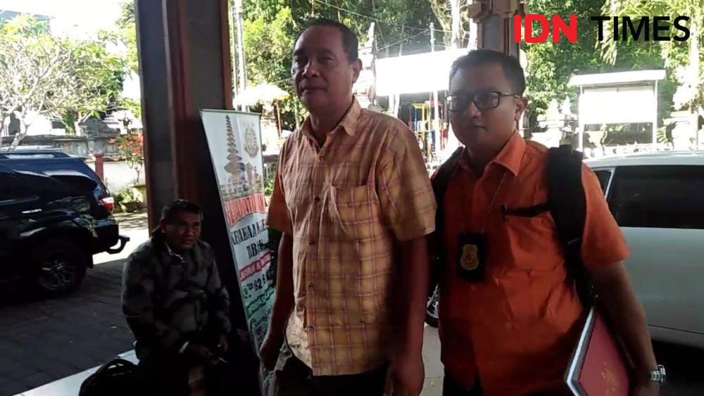 Baju kotak-kotak: Ketua KPPS TPS 29, Wayan Sarjana. (IDN Times/I Made Argawa)