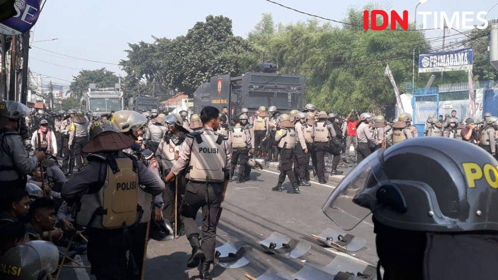 Massa Aksi Lempari Polisi dengan Batu di Tanah Abang