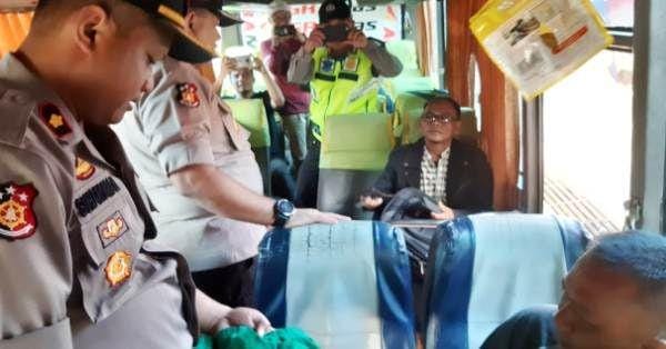 Penyisiran dilakukan terhadap para penumpang kendaraan umum