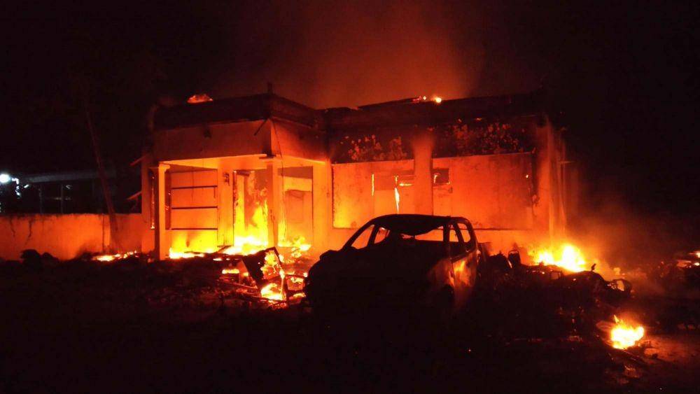 Mapolsek Tambelangan yang dibakar massa. ANTARA FOTO/Rusyidi Zain