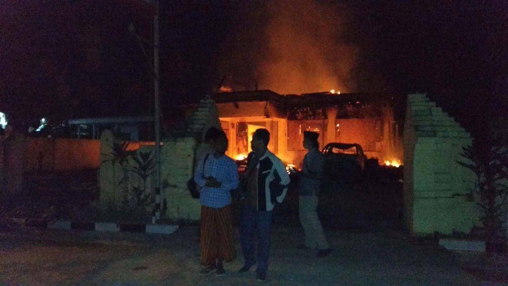 Mapolsek Tambelangan yang dibakar massa. ANTARA FOTO/Rusyidi Zain
