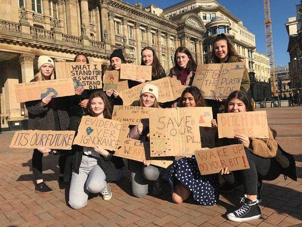 twitter.com/freeradionews