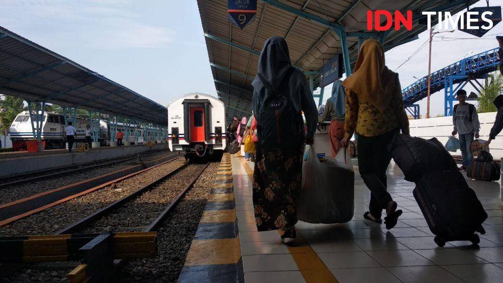 Lonjakan penumpang pengguna kereta Api diprediksi meningkat pada Nataru (IDN Times/Rangga Erfizal)