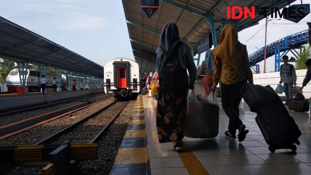 Arus mudik menggunakan kereta api di stasiun Kertapati Palembang.
