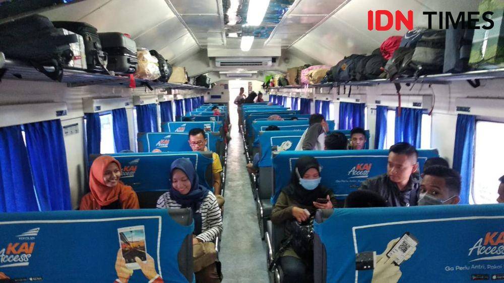 PT KAI memprediksi akan ada lonjakan penumpang menggunakan kereta api pada akhir tahun (IDN Times/Rangga Erfizal)