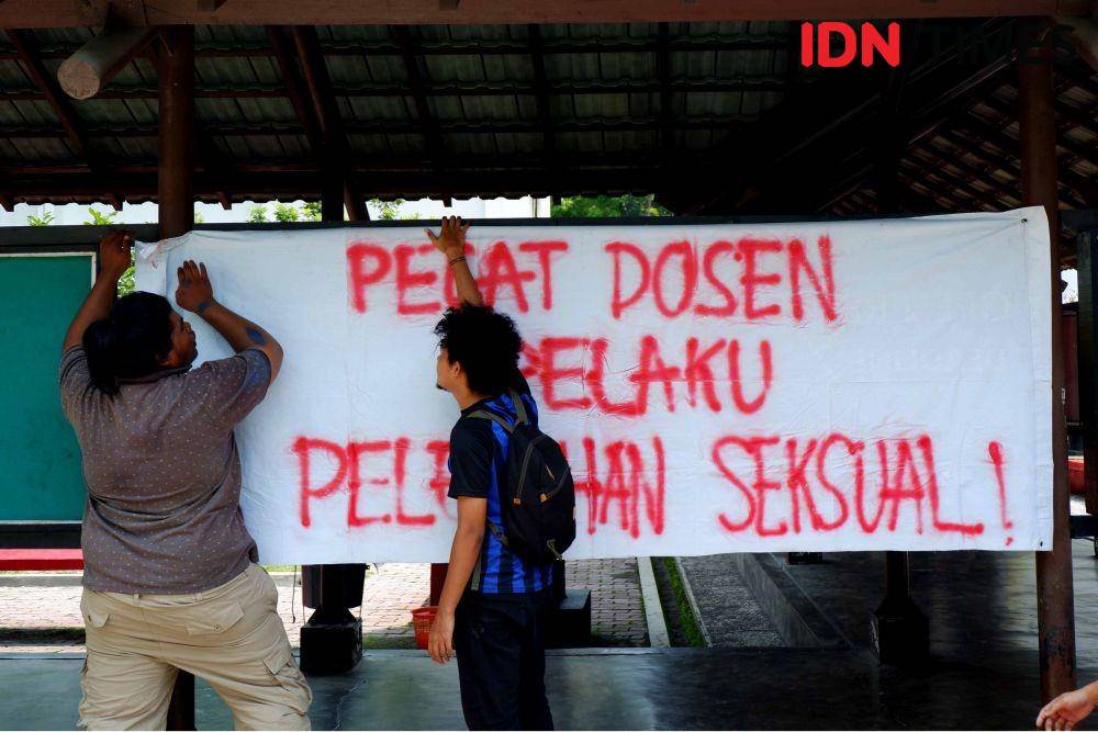 Mahasiswa memasang poster kecaman  terhadap dosen cabul di Kampus FISIP USU dalam unjuk rasa beberap  waktu lalu (IDN Times/Prayugo Utomo)